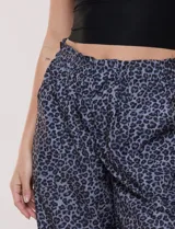 Pantalón wide leg de tiro medio con estampado animal print en tonos grises y negros, de corte holgado y bolsillos laterales. Cuenta con pretina elástica en la parte trasera y bolsillos delanteros aplicados.