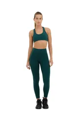 Conjunto deportivo verde oscuro compuesto por calza larga de cintura alta y top deportivo con espalda racerback.