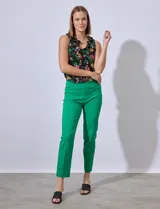 Pantalón de vestir verde esmeralda, de corte recto, con bolsillos laterales y traseros.