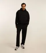 Pantalón deportivo de corte recto en color marrón, con cintura elástica ajustable mediante cordón y bolsillos laterales.