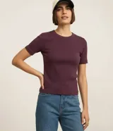 Blusa básica ajustada en rib de algodón, de manga corta y cuello redondo, color mostaza.