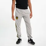 Pantalón de jogging gris con puños ajustados, cintura elástica con cordón y bolsillos laterales. Presenta una franja vertical negra con borde amarillo a lo largo de la pierna y el escudo del Club Atlético Peñarol bordado en amarillo y negro.