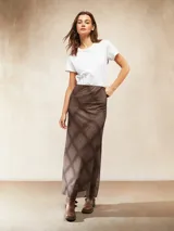 Falda larga de corte recto, color marrón con estampado a cuadros.