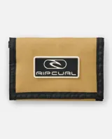 Billetera Rip Curl modelo Icons Surf color tostado con ribetes negros y parche de goma con el logo de la marca en el frente.