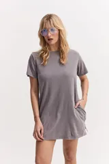Vestido corto de manga corta color gris con efecto desgastado, de corte holgado y diseño liso.