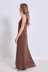 Vestido largo marrón de tejido de punto con escote en V y sin mangas.
