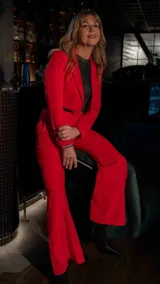 Pantalón de vestir rojo con corte acampanado.