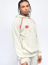 Canguro de felpa con capucha y cordones ajustables, presenta detalles de ribetes en contraste sobre los hombros y logo de la marca bordado en el pecho.