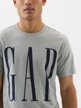 Remera negra de manga corta con logo GAP estampado en el frente.