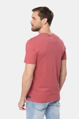 Remera básica de algodón color azul marino, de manga corta, con cuello redondo y logo bordado en el frente.