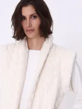 Chaleco de piel sintética color crema con diseño trenzado y bolsillos laterales.