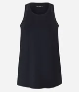 Musculosa deportiva Get Over en microfibra negra, de calce suelto, con escote redondo y perforaciones láser para ventilación.