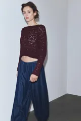 Jersey de manga larga color vino tinto, tejido en punto abierto con diseño calado de rombos.