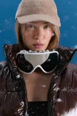 Gorra tipo cap confeccionada en corderoy color camel, con isologo bordado a tono en el frente y tira de ajuste con hebilla metálica en la parte posterior.