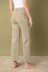 Pantalón de denim color gris topo, de corte ancho y tiro alto.