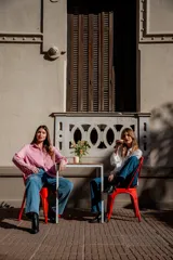 Camisa rosada con detalles de broderie en la parte delantera y mangas anchas.