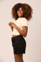 Short de jean negro de tiro alto, corte holgado y bolsillos delanteros y traseros.