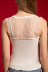 Musculosa de viscosa color negro, con corte al cuerpo, cuello redondo y detalles de encaje en los tirantes.