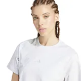 Remera de algodón con cuello redondo y mangas cortas, en color gris jaspeado. Presenta un diseño minimalista con el logo de Adidas bordado en el centro del pecho.