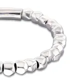 Pulsera elástica plateada con cuentas irregulares de aleación de metales bañadas en plata y pieza central con el logo de la marca Uno de 50 grabado.