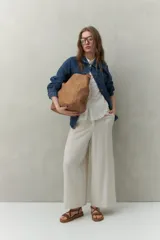 Pantalón Alessio de corte amplio y silueta recta, confeccionado en mezcla de lino y viscosa. Cuenta con diseño de tiro medio y cintura cómoda.
