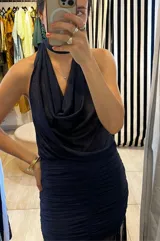 Top reversible confeccionado en microtul de color azul marino, con diseño fluido y escote drapeado.