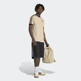 Short de jean negro con corte holgado, diseño de cinco bolsillos y las icónicas tres bandas de Adidas en los laterales. Presenta el logo del trébol bordado en la parte inferior.