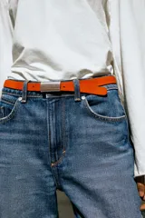 Jeans de tiro alto y corte recto de pernera larga, con diseño clásico de cinco bolsillos y costuras en contraste. Cierre frontal con cremallera y botón metálico.