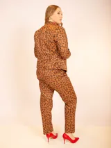 Conjunto sastrero con estampado animal print, compuesto por un blazer de corte clásico y un pantalón de vestir de corte recto.