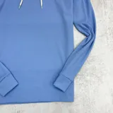 Canguro azul de algodón fino tipo waffle con capucha y cordones blancos.