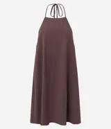 Enterito corto de viscosa color salmón con diseño de cuello halter, espalda abierta y caída fluida.
