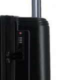 Valija rígida grande color negro, con diseño texturizado en la mitad inferior y lisa en la superior. Cuenta con cuatro ruedas dobles, asa superior y lateral, y carro telescópico extensible.
