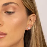 Aros de plata 925 con piedra de cuarzo rosado, con cierre de tornillo.