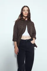 Pantalón de denim con corte barrel, de silueta relajada y tiro medio, en color gris lavado.