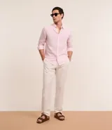 Camisa de manga larga Marfinno con cuello camisero y cierre frontal de botones. Confeccionada en tejido plano de lino y algodón.