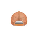 Gorra naranja con visera curva y paneles traseros de malla blanca. Presenta el logo de los New York Yankees bordado en blanco en el frente.