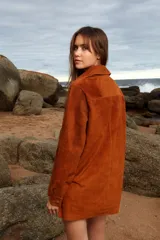 Camisa holgada de cuero suede color marrón con botones forrados.