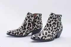Texana de caña corta con diseño de animal print en color fucsia y negro. Presenta un taco bajo y aberturas laterales.