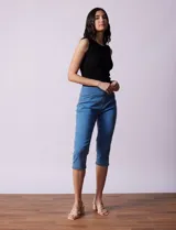 Jegging capri de algodón color azul denim, marca Erika. Tiene pretina elastizada, bolsillos delanteros simulados y bolsillos traseros aplicados.