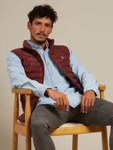 Camisa celeste de manga larga con cuello abotonado y bolsillo en el pecho.