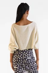 Sweater de escote bote confeccionado en tejido de punto con hilo metalizado, corte corto y mangas largas.