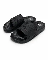 Chanclas de goma color negro, con tira ancha texturizada y plantilla con relieve, de diseño clásico y cómodo para uso diario.