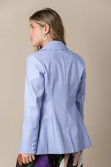 Blazer de cuero color lavanda, con cuello y solapa, bolsillo pequeño en el pecho y dos bolsillos con tapa en el frente.