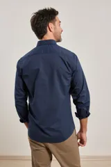 Camisa azul de algodón con elastano, cuello button-down y manga larga.