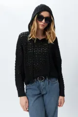 Canguro calado color crema, de manga larga con capucha y cordones.