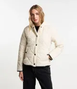 Campera de microfibra ligera color crudo, con textura capitoneada, capucha, cierre con botones a presión, mangas largas y puños con ribete en contraste.
