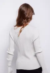 Cárdigan color beige de tejido de punto acanalado, corte ajustado, cuello redondo y manga larga.