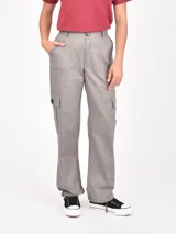 Pantalón cargo color gris, de corte recto y tiro alto, con bolsillos laterales y bolsillos cargo con solapa y botón.