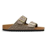 Sandalias Birkenstock modelo Arizona con diseño de dos correas ajustables con hebillas metálicas doradas. Presentan un estampado animal print en tonos gris y taupe, con plantilla anatómica de corcho y suela de goma negra.