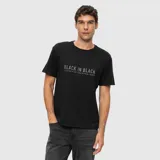 Remera de cuello redondo y manga corta, color negro, con estampa frontal en color gris con la frase 'Black in Black'.